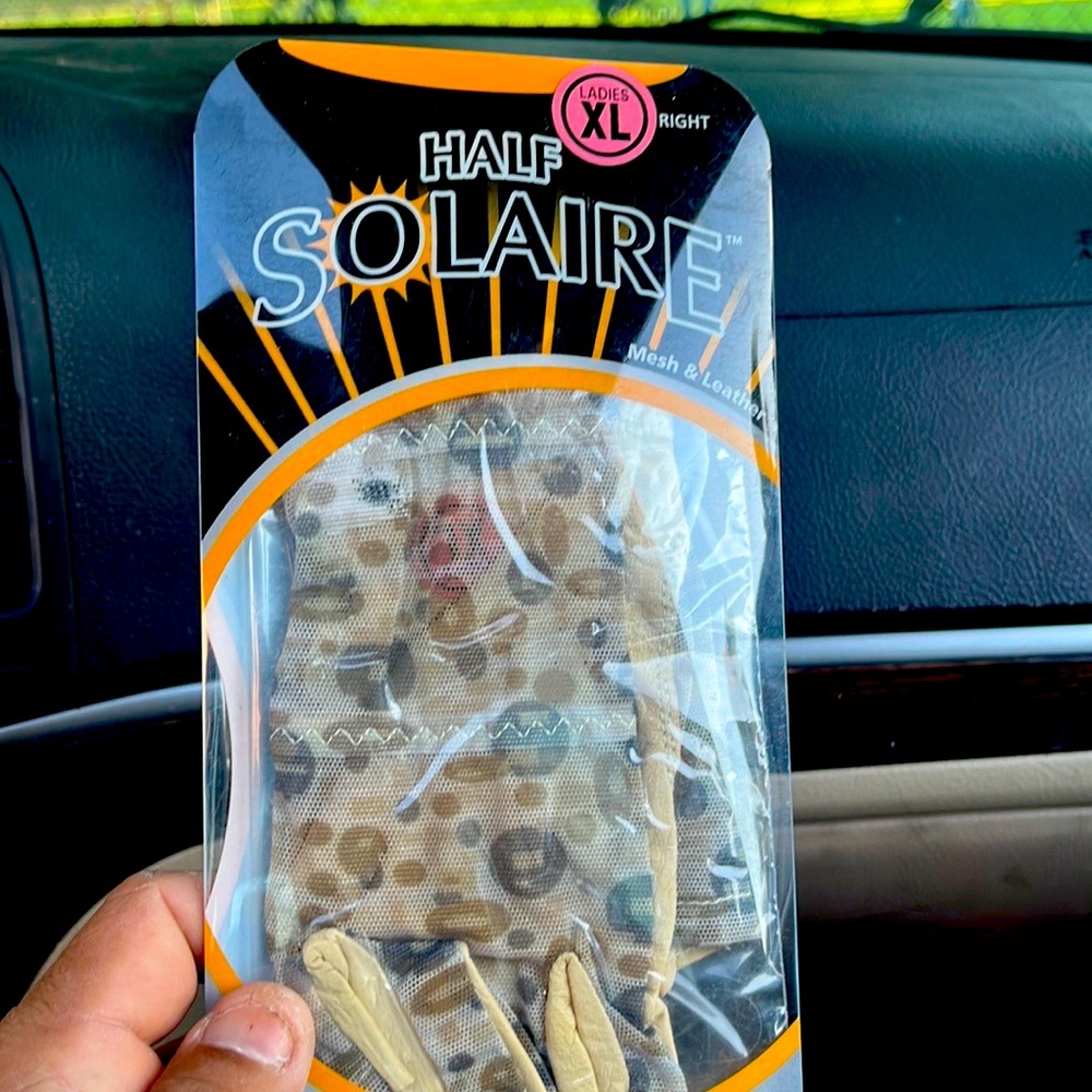 Ladies right golf glove, mesh/leather, size xl (fits a Medium/Large).